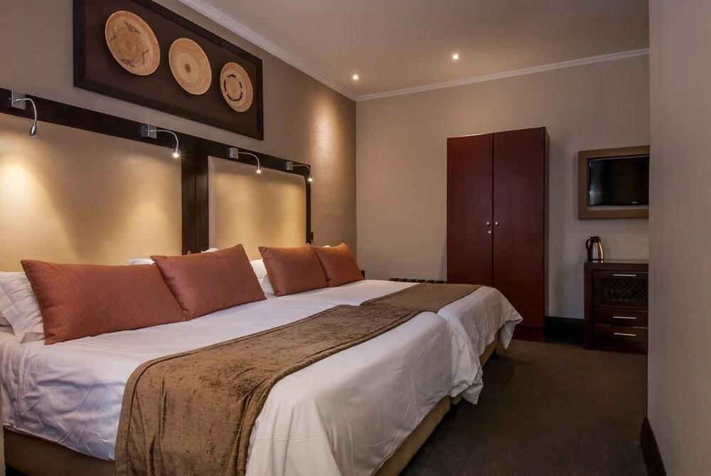 The Graham Hotel เกรแฮมส์ทาวน์ ภายนอก รูปภาพ