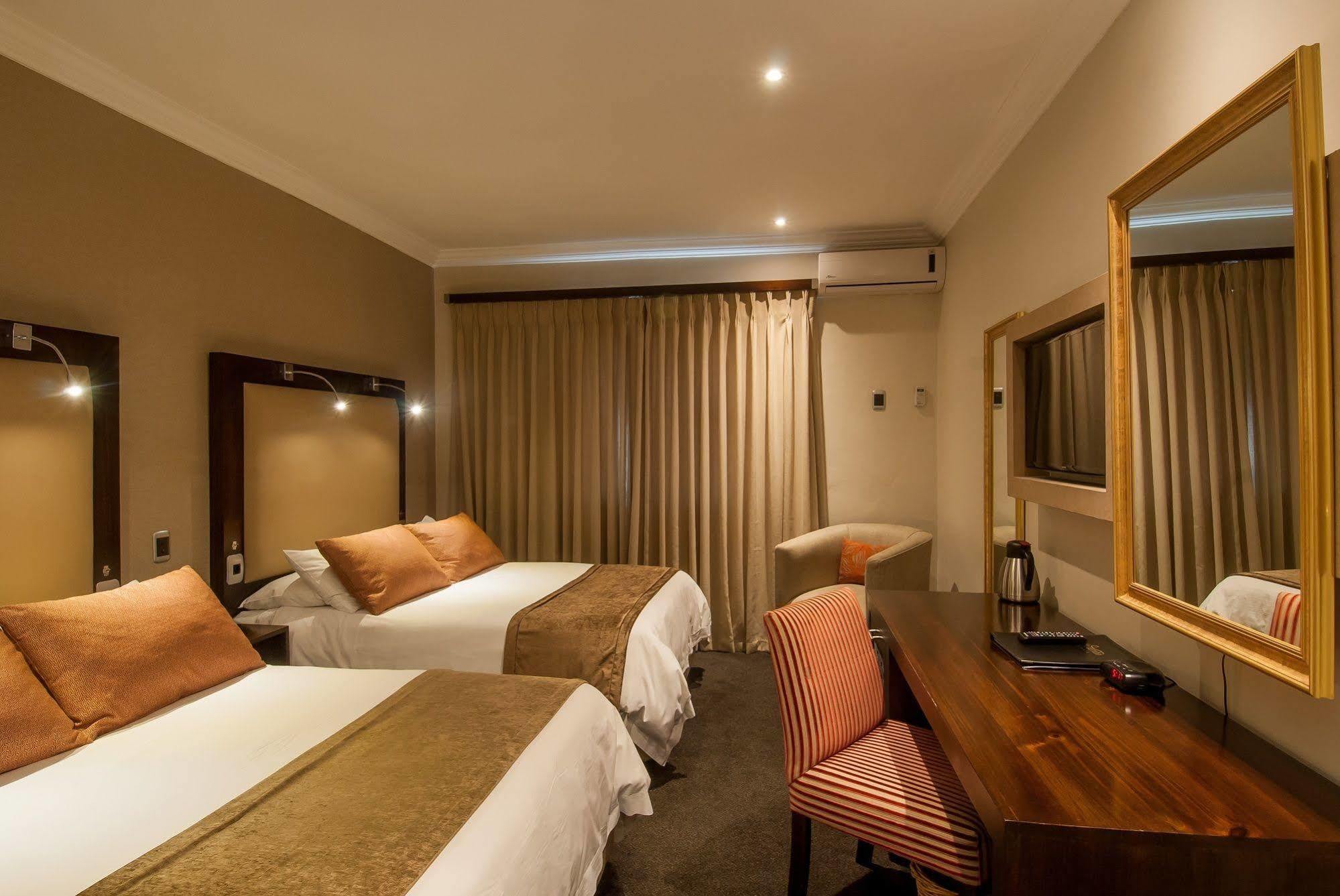 The Graham Hotel เกรแฮมส์ทาวน์ ภายนอก รูปภาพ