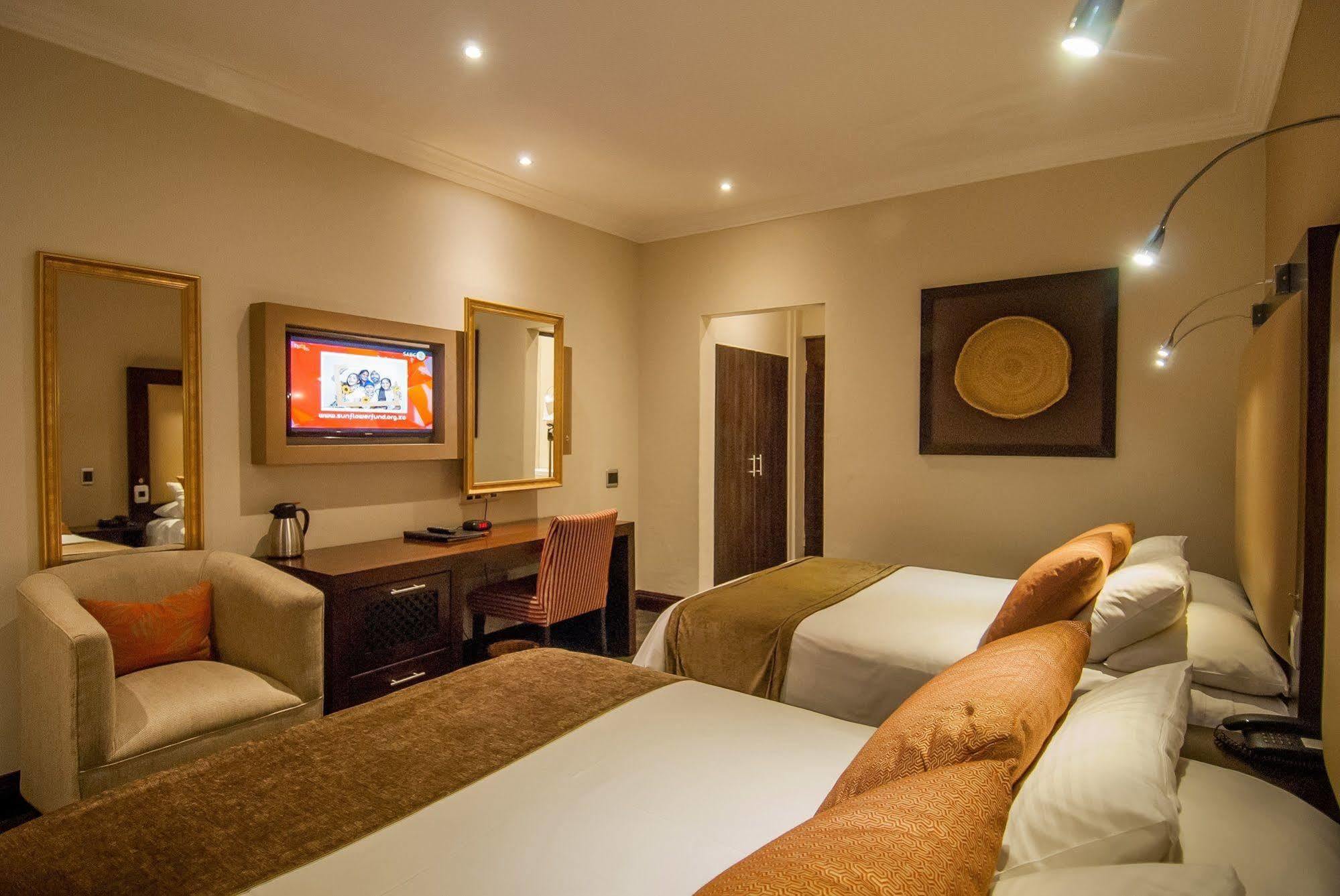 The Graham Hotel เกรแฮมส์ทาวน์ ภายนอก รูปภาพ